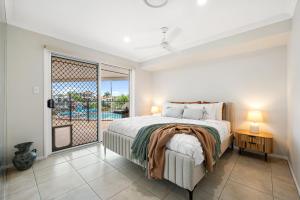 Postel nebo postele na pokoji v ubytování Topsail Tides Absolute Canal Waterfront Banksia Beach + 12 fotografií