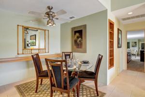 a dining room with a table and chairs at 2BR Plaza Villas Bungalow Deluxe by Oranj Palm in Palm Springs