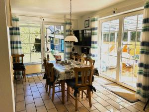 ein Esszimmer mit Tisch und Stühlen in der Unterkunft Fanö Huset in Boren
