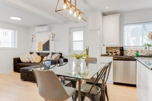 Ruang duduk di Cozy Unit 5min Ottawa - Parking Included, EV PLUG