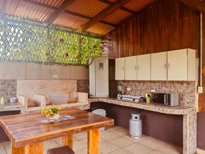 a kitchen with a table and a counter top at Volcano Refuge House in Fortuna