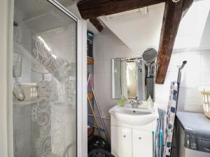 ein Badezimmer mit Waschbecken und Dusche in der Unterkunft Top Cottage Barmouth in Barmouth + 40 Fotos
