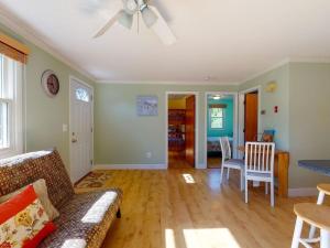 Χώρος καθιστικού στο Charming 2 Bedroom Green Hill Beach Cottage