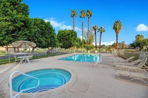 Bazén v ubytování Palm Springs Waterfront Oasis nebo v jeho okolí