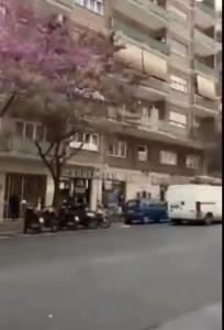 een wazig beeld van een gebouw met auto's en een boom bij Appartamento Trastevere & Pascarella in Rome