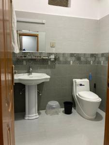 Jharoka Resort - Taranna, Balakot في Hassa: حمام مع حوض ومرحاض ومرآة