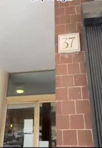 een bakstenen gebouw met een klok aan de zijkant bij Appartamento Trastevere & Pascarella in Rome