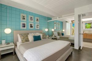 Postel nebo postele na pokoji v ubytování Ocotillo Lodge Retropad-1BR Bungalow South PS