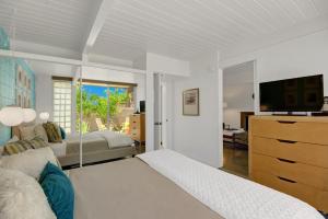 TV a/nebo společenská místnost v ubytování Ocotillo Lodge Retropad-1BR Bungalow South PS + 21 fotografií