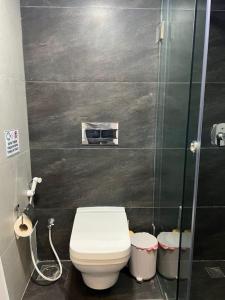 Bilik mandi di The Cube 11, 2-BR in Sin El Fil