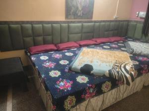 Postel nebo postele na pokoji v ubytování Shri Radha Ballabh Kunj Seva SADAN