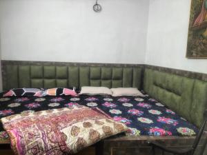 Postel nebo postele na pokoji v ubytování Shri Radha Ballabh Kunj Seva SADAN