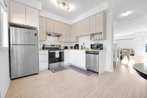 Køkken eller tekøkken på Stylish 4-Bed Home with Backyard in Prime Location