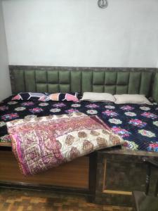 Postel nebo postele na pokoji v ubytování Shri Radha Ballabh Kunj Seva SADAN