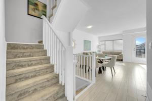 Et tv og/eller underholdning på Stylish 4-Bed Home with Backyard in Prime Location