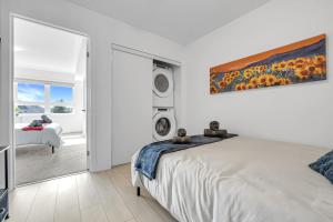 En eller flere senge i et værelse på Stylish 4-Bed Home with Backyard in Prime Location