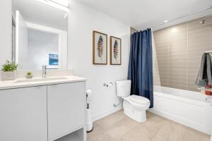 Et badeværelse på Stylish 4-Bed Home with Backyard in Prime Location + 38 billeder