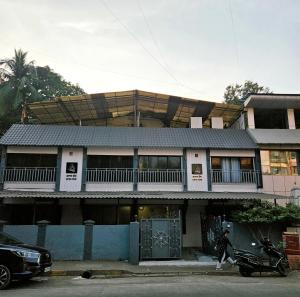un hombre caminando frente a un edificio en Astha Kandivali Service Apartment, en Bombay
