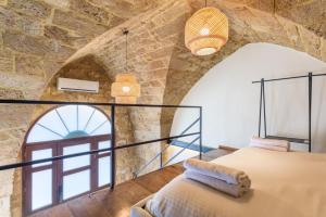 a room with two beds and a window at Arcades 2 de Bahsa in Batroûn