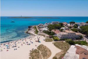 Una vista aérea de una playa con gente en ella. en Villa Olivia, en Punta Prima