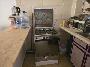 Kuchyň nebo kuchyňský kout v ubytování Blue lagoon 2 bed room apartment, AC for rent in ras sidr If you love calm this is for you 2 days minimum FAMILY only please