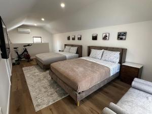 un dormitorio con dos camas y un sofá en NEW Long Pond Lake View Pet-Friendly Getaway, ME, en Mount Vernon