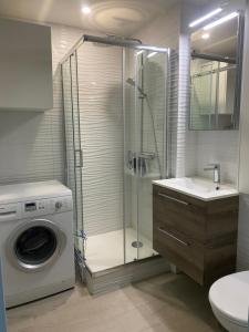 ラカノー・オセアンにあるAppartement Horizon Marin vue Océanのバスルーム(洗濯機、洗濯機付)