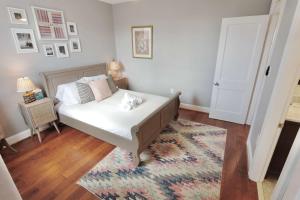 una camera con letto e tappeto di Taylor St Townhouse - Private Parking a Washington