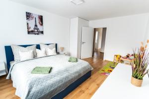 Ένα ή περισσότερα κρεβάτια σε δωμάτιο στο Apartment Tix - 75m2, AC, Parking, 3 min Europa SC