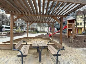 Laste mänguala majutusasutuses Spacious & Cozy Guesthouse - Near Metro & City Center - 3 Beds for 5 Person