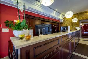 Un bar en un hotel con una pared roja. en Doris Spa, en Kołobrzeg