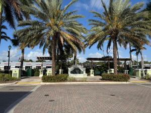a park with palm trees and a cemetery at Tropical Oasis Private Guest Suite min to Wilton Drive-Ft Lauderdale Beaches in Fort Lauderdale +16 photos