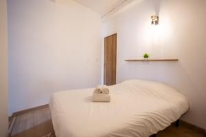 a bedroom with a bed with two towels on it at Le Carignan - 4 personnes - Proche des plages in Lapalme