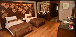 Voodi või voodid majutusasutuse The LaLit Grand Palace Srinagar toas