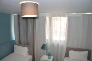Postel nebo postele na pokoji v ubytování Aqua Mare Sea Side Rooms