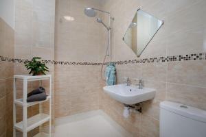 Koupelna v ubytování Sea Peeps, holiday apartment in Paignton + 20 fotografií