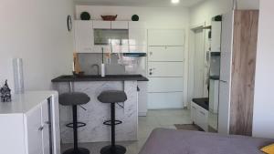 een keuken met een aanrecht en krukken. bij Aida in Veliko Gradište