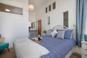 Postel nebo postele na pokoji v ubytování Sea Peeps, holiday apartment in Paignton