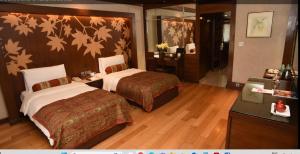 Voodi või voodid majutusasutuse The LaLit Grand Palace Srinagar toas