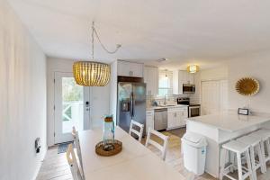 Una cocina con una mesa con un jarrón encima. en Sea Pine Cottage, en St. George Island