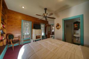 a bedroom with a bed and a ceiling fan at Downtown Chantilly Ste Piedmont in Eureka Springs