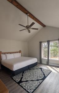 Postel nebo postele na pokoji v ubytování Edge-O-Dells Resort + 32 fotografií