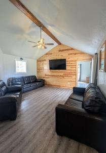 TV a/nebo společenská místnost v ubytování Edge-O-Dells Resort