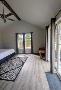 Postel nebo postele na pokoji v ubytování Edge-O-Dells Resort