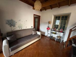 un soggiorno con un divano in una stanza di Jolie Maison a Levanto