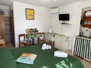 Postel nebo postele na pokoji v ubytování Ponzamania Appartamenti da Silverio + 37 fotografií