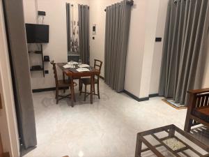 Televiisor ja/või meelelahutuskeskus majutusasutuses Isuru Villa Weligama