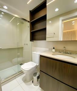 Un baño con inodoro, lavabo y ducha. en Bom gosto & Sofisticação Gleba Palhano, en Londrina