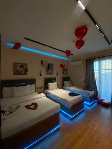 开罗Space Hostel的一间卧室配有两张床,配有LED灯