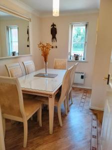 a dining room with a table and chairs at Canalside Chic Your London Escape Starts Here WIFI and Airport Transfers in Hemel Hempstead